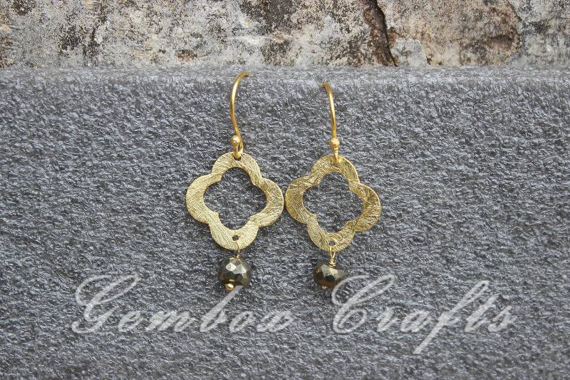 Natürlicher Pyrit 6mm Rondelle Facet Vergoldete Ohrring Mit Vierpass in Sterling von GemboxCrafts