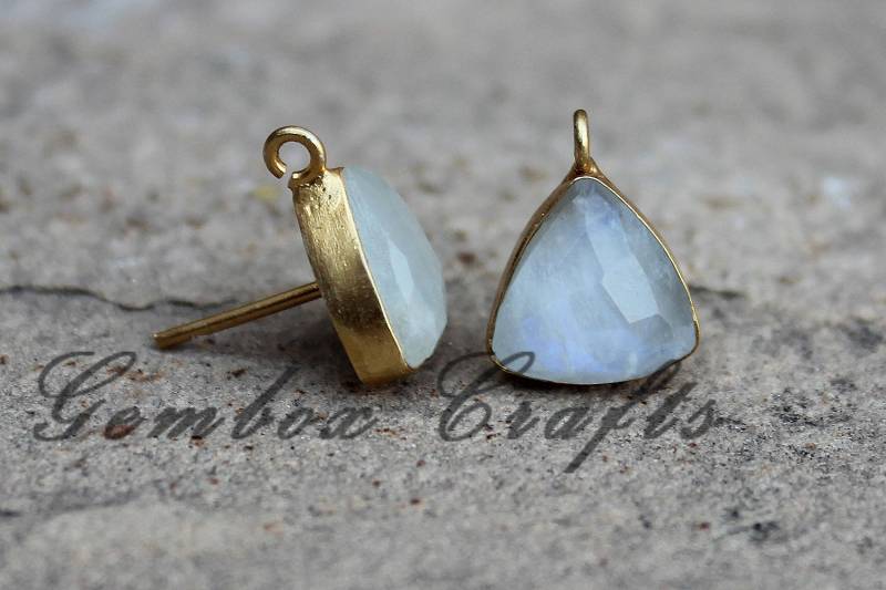 Natürlicher Regenbogen Mondstein Kissen Dreieck Checker Cut 925 Sterling Silber Vergoldet Glatt Finish Ohrstecker Mit Schleifen von GemboxCrafts