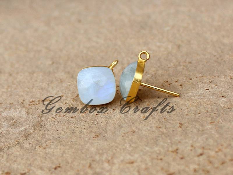 Natürlicher Regenbogen Mondstein Kissen Quadrat Checker Cut 925 Sterling Silber Vergoldet Glatt Finish Ohrstecker Mit Schleifen von GemboxCrafts