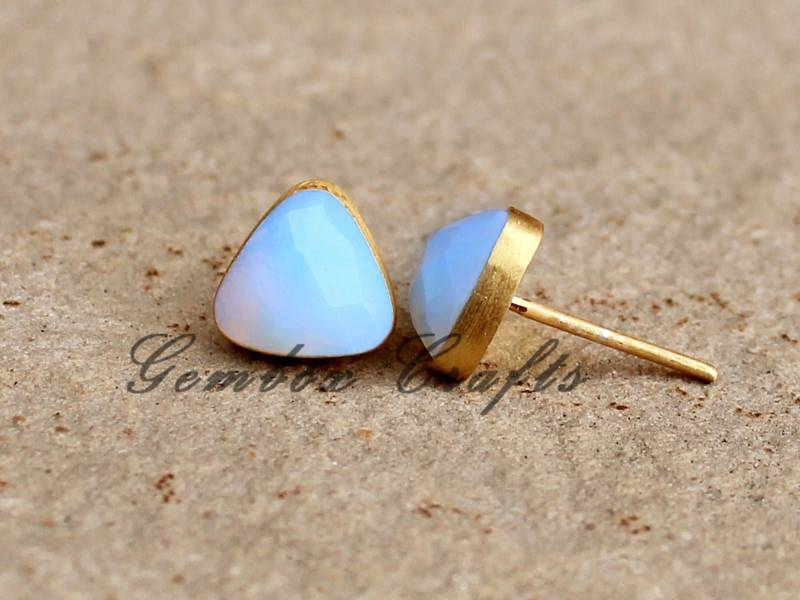 Opalite Quarz Kissen Dreieck Checker Cut 925 Sterling Silber Vergoldet Glatte Oberfläche Ohrstecker von GemboxCrafts