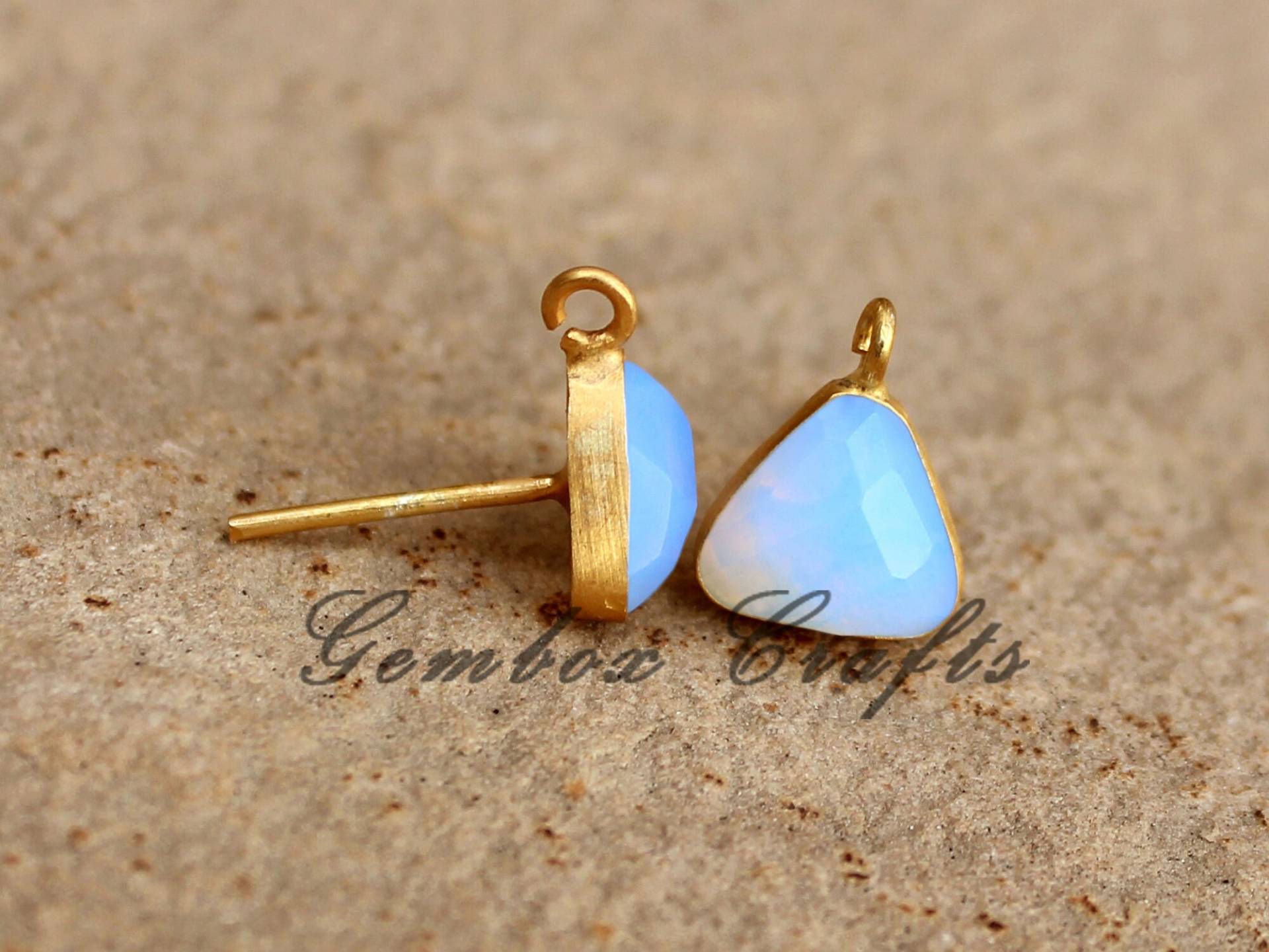 Opalith Quarz Dreieck Ohrstecker Vergoldetes Sterling Silber von GemboxCrafts