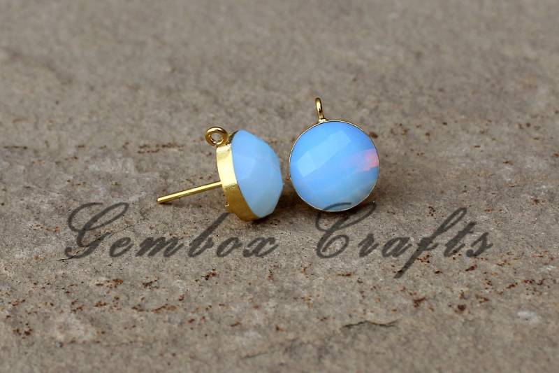 Opalith Quarz Runde Checker Cut 925 Sterling Silber Vergoldet Glatt Finish Ohrstecker Mit Schleife von GemboxCrafts