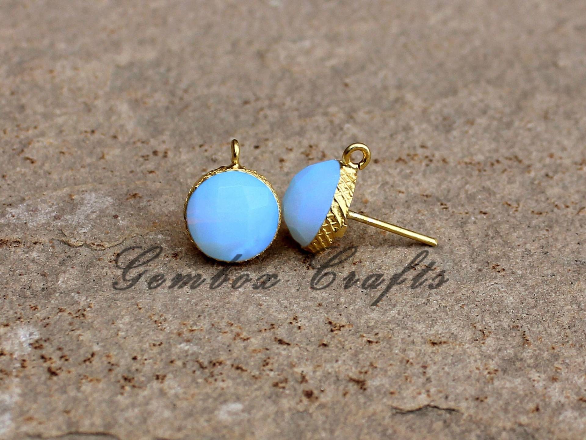 Opalith Quarz Runde Checker Cut 925 Sterling Silber Vergoldet Textured Finish Ohrstecker Mit Schleife von GemboxCrafts