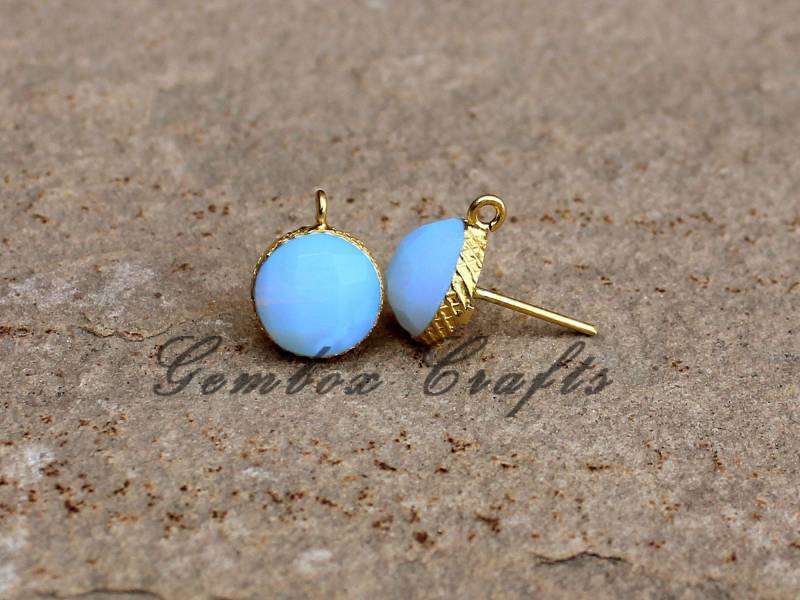 Opalith Quarz Runde Checker Cut 925 Sterling Silber Vergoldet Textured Finish Ohrstecker Mit Schleife von GemboxCrafts