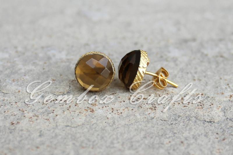 Rauchquarz Runde Checker Cut 925 Sterling Silber Gold Überzogene Strukturierte Oberfläche Ohrstecker von GemboxCrafts