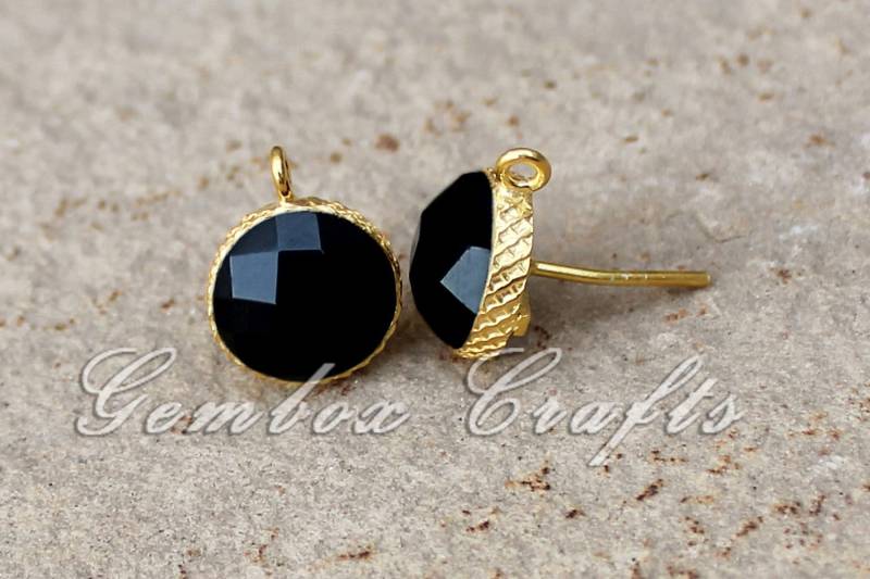 Schwarze Onyx Runde Checker Cut 925 Sterlingsilber Vergoldete Strukturierte Ohrstecker Mit Schleife von GemboxCrafts
