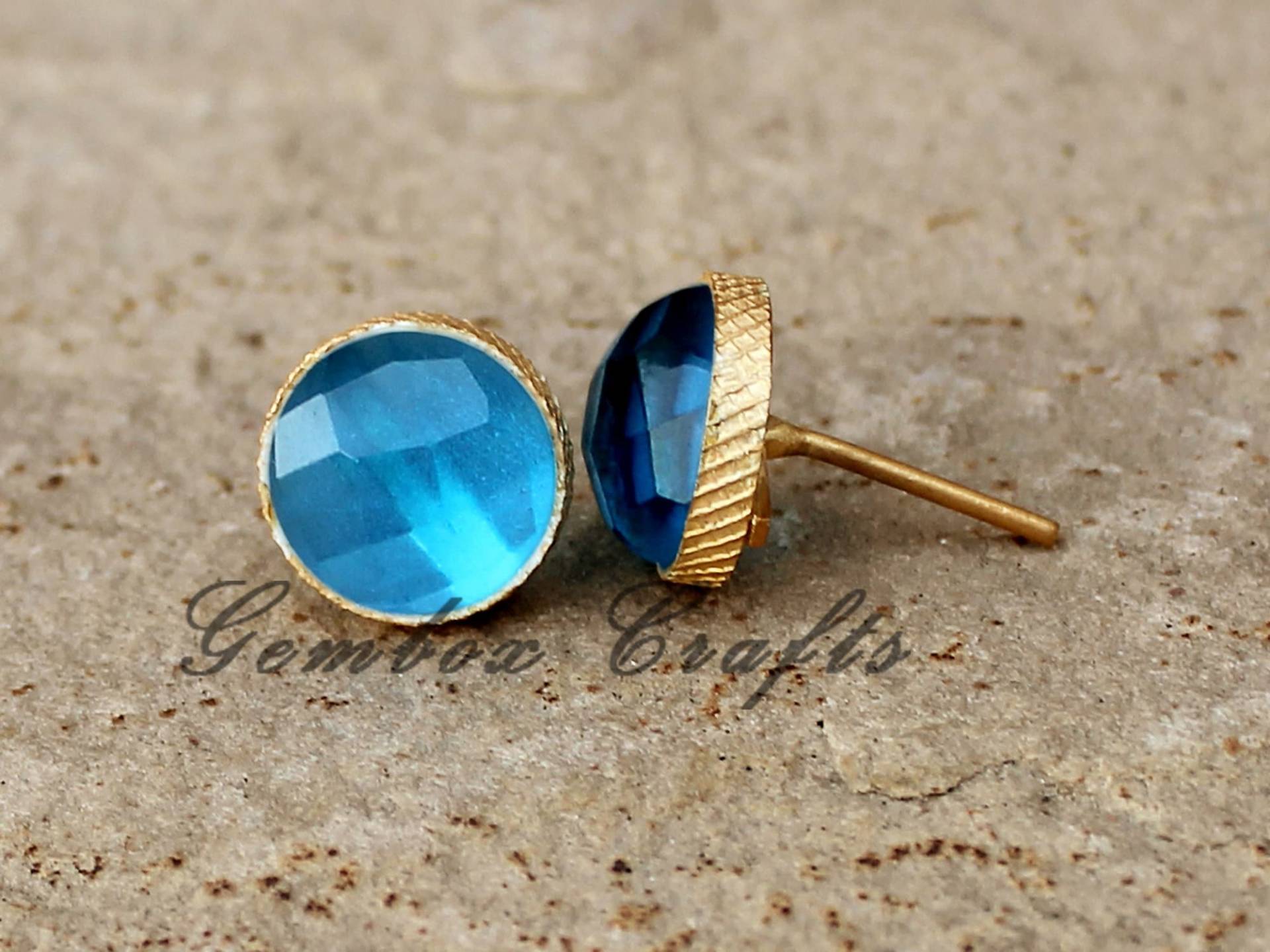 Schweizer Blautopas Hydro Quarz Runde Checker Cut 925 Sterling Silber Vergoldete Ohrstecker Mit Strukturiertem Finish von GemboxCrafts