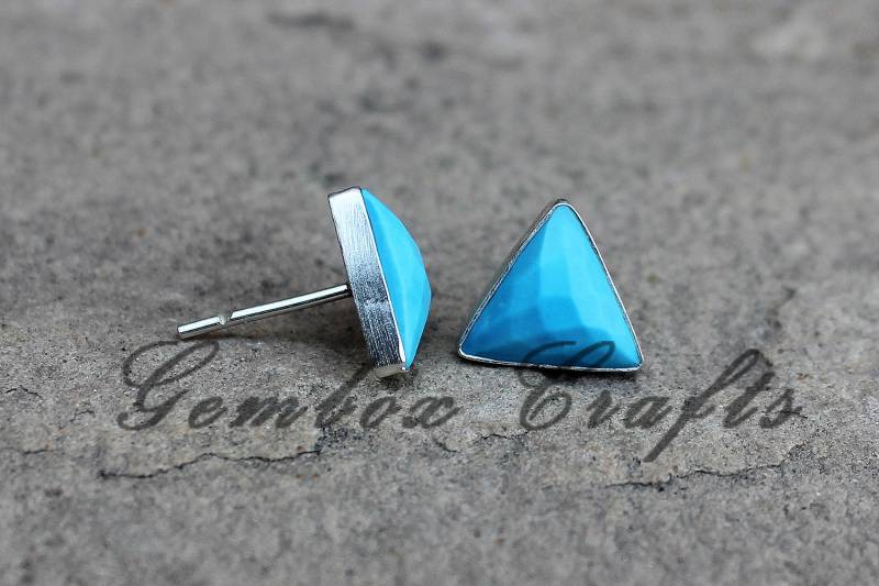 Stabilisierte Blaue Türkis Dreieck Checker Cut 925 Sterling Silber Überzogene Glatte Ende Ohrstecker von GemboxCrafts
