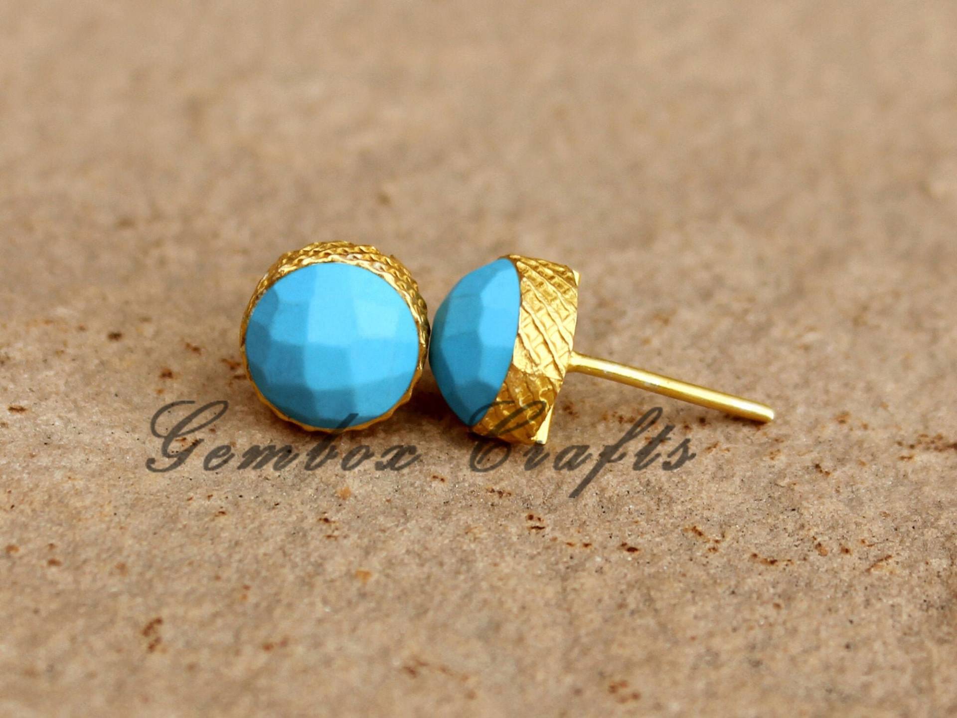 Stabilisierte Blaue Türkis Runde Checker Cut 925 Sterling Silber Vergoldet Texturierte Ohrstecker von GemboxCrafts