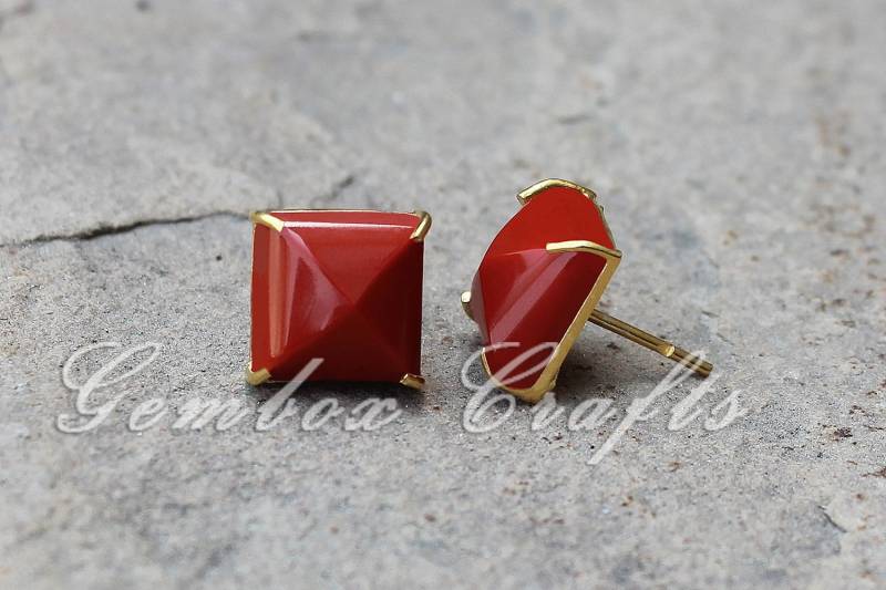 Stabilisierte Rote Koralle 10 Mm Pyramide 925 Sterling Silber Vergoldet Prong Einstellung Ohrstecker von GemboxCrafts