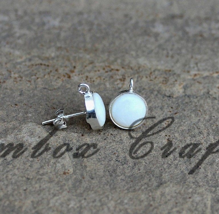 Weißer Achat Runde Glatte 925 Sterling Silber Überzogene Glatte Ende Ohrstecker Mit Schlaufe von GemboxCrafts