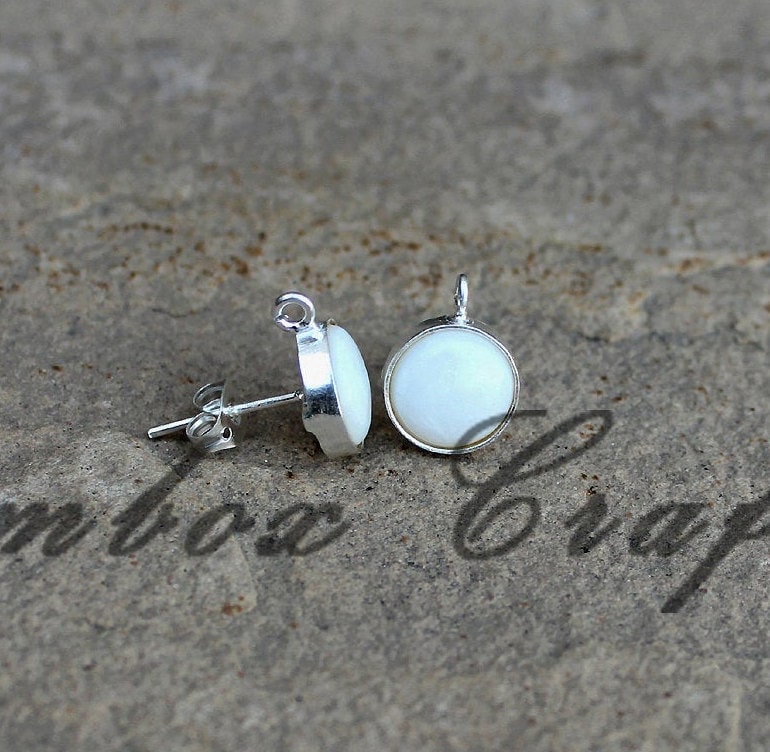 Weißer Achat Runde Glatte 925 Sterling Silber Überzogene Glatte Ende Ohrstecker Mit Schlaufe von GemboxCrafts