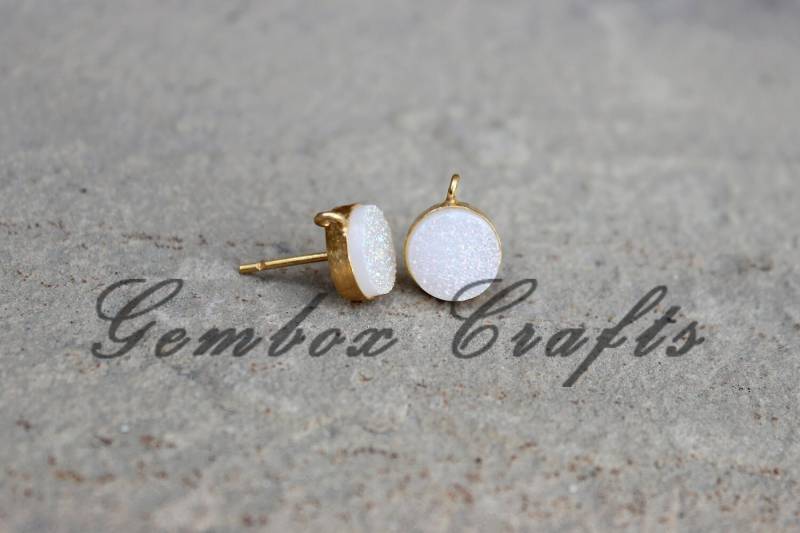 Weißer Zucker Beschichteter Druzy Runder 925Er Sterlingsilber-Vergoldeter Ohrstecker Mit Glatter Oberfläche Und Schlaufe von GemboxCrafts