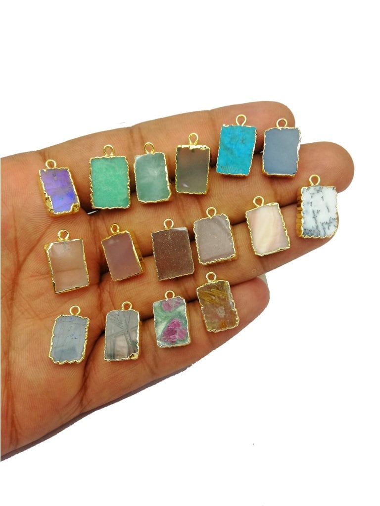 Kleiner Edelstein Anhänger Mit Goldeinfassung Für Halskette - Verkauf Per Stück von Gemdesignss