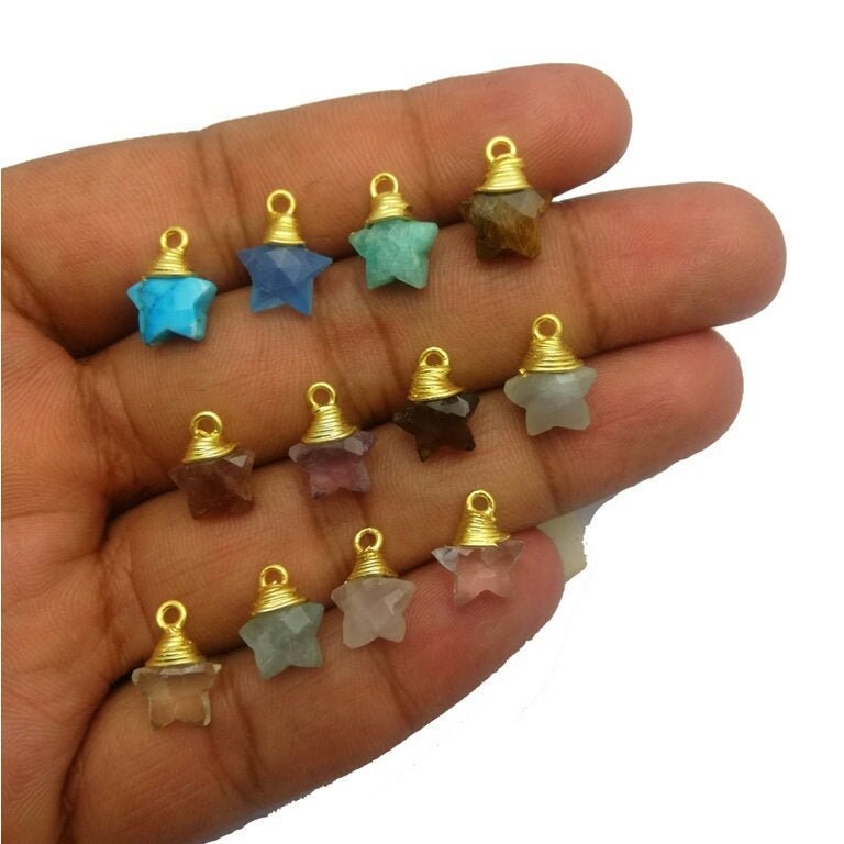 Kleiner Edelstein Draht Eingewickelt Stern Charms Und Anhänger, Kleine 10 Mm Größe Charms, Schmuck Verkauf Pro Stück von Gemdesignss