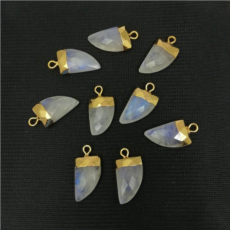 Regenbogen Mondstein Horn Anhänger Mit Galvanisierte Kappe, Schmuck Charms, Verkauf Pro Stück von Gemdesignss