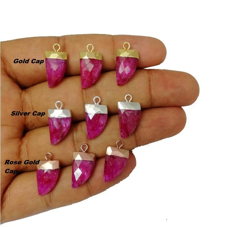 Rubin Rohedelstein Horn Anhänger Mit Galvanisierter Kappe, Schmuckanhänger, Verkauf Pro Stück von Gemdesignss