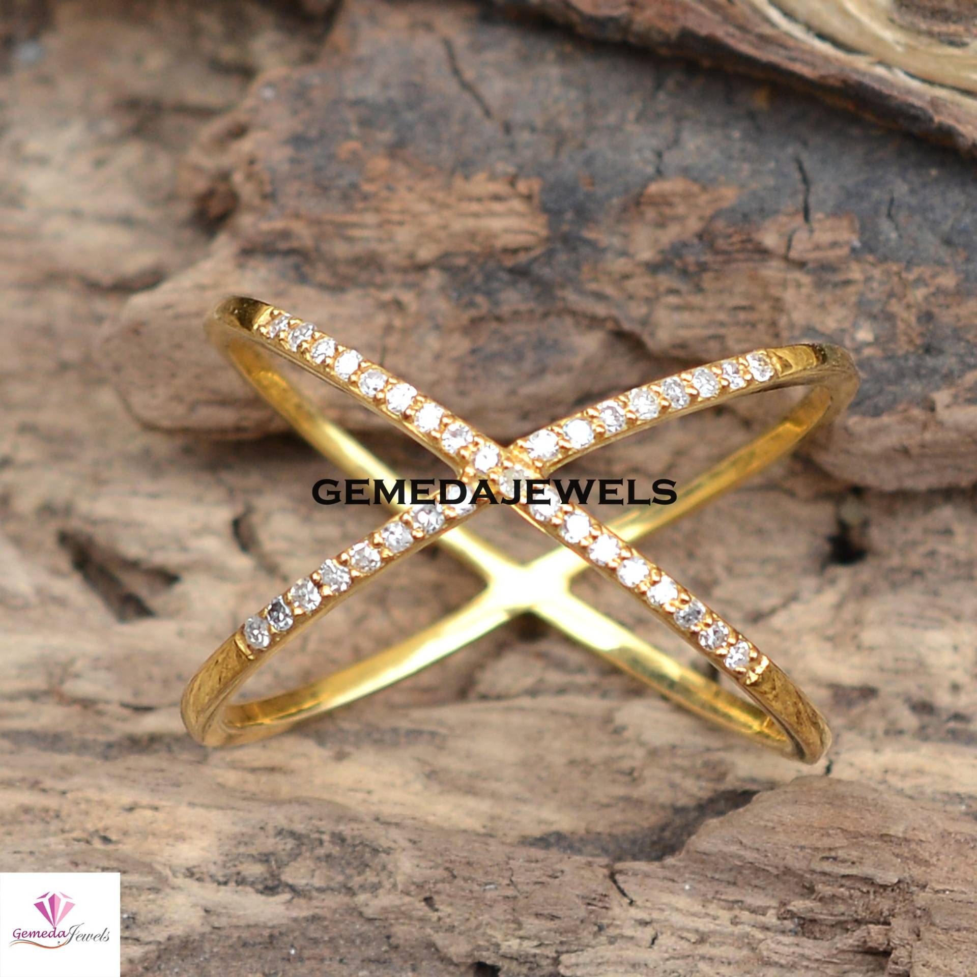 Pave Diamant Ring, 14K Gelbgold Criss Kreuz Gold Schmuck, Geschenk Für Sie, Hochzeit Schmuck von GemedaJewels