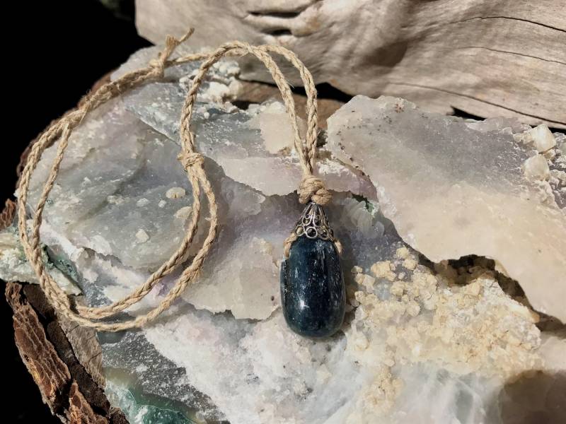 Schöner Blauer Kyanit Anhänger - Beruhigend Mit Hanfschnur von Gemfinders