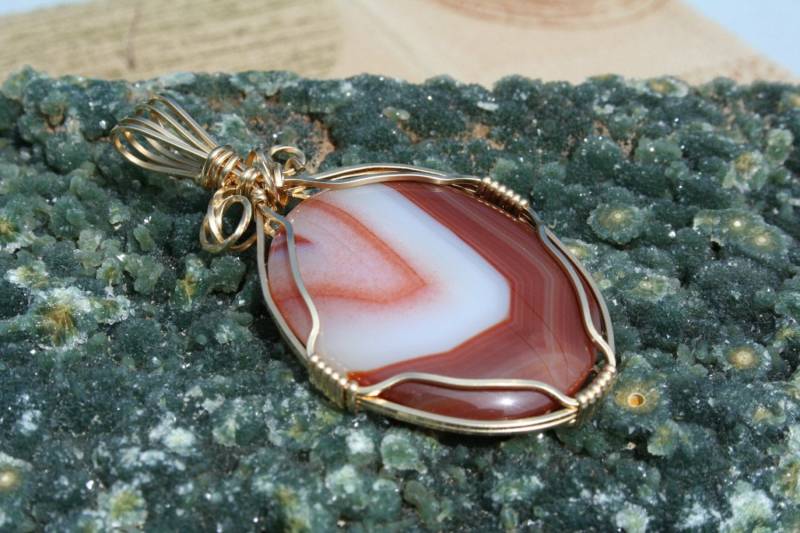 Rot Weißer Anhänger Rot Weißer Anhänger von Gemforgejewelry