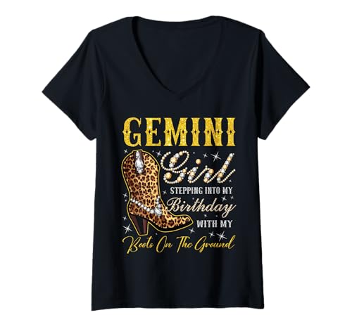 Damen Zwillingsmädchen, das mit Meinen Stiefeln zu Meinem Geburtstag kommt T-Shirt mit V-Ausschnitt Damen Zwillingsmädchen, das mit Meinen Stiefeln zu Meinem Geburtstag kommt T-Shirt mit V-Ausschnitt von Gemini Girl Birthday Party Western Cowgirl