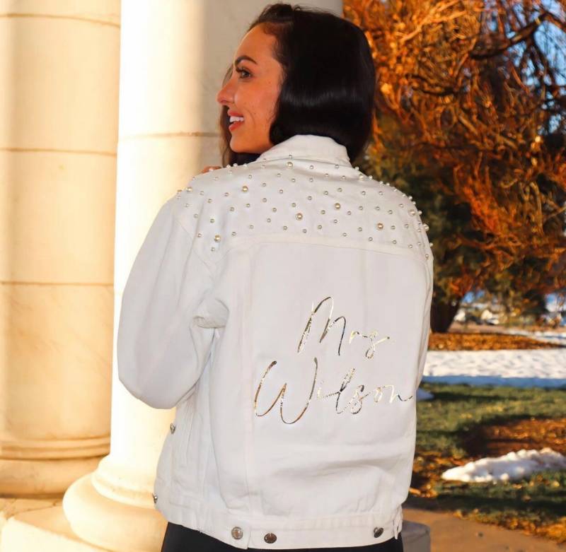Silber Personalized Statement Denim Brautjacke | Benutzerdefinierter Name Perlendetail Mrs Jacke Weiße Jeansjacke Verlobung| Braut Zu Sein von GeminiFusion