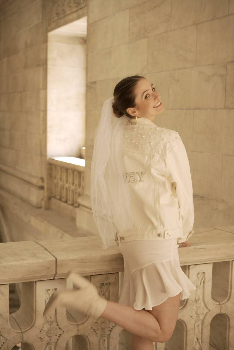 Weißer Strass Und Perlen Jeansjacke | Personalisierte Brautjacke Benutzerdefinierte Mrs. Wifey Denim Hochzeit Jacke Braut Zu Sein von GeminiFusion