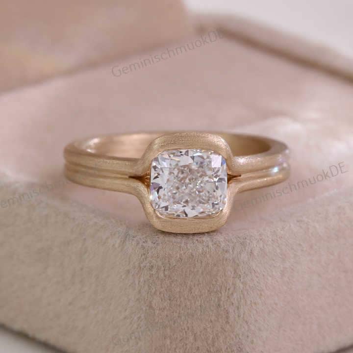 1.50 Ct Kissenschliff Labrador Solitär Verlobungsring, 14K Gold Einfacher Einstein Diamant Lünette Ring Für Sie, Massiver Gelbgoldring von GeminischmuckDE