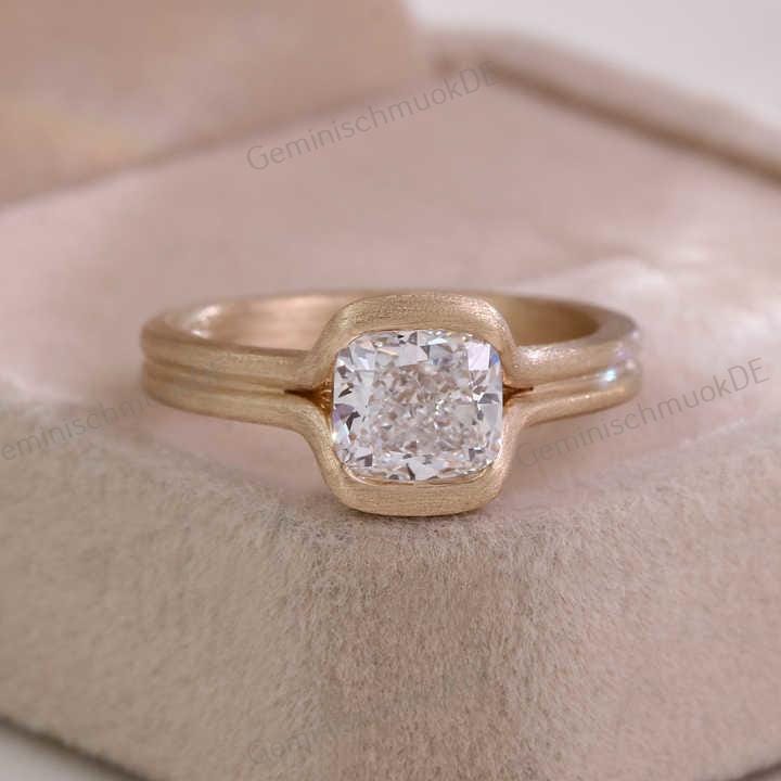 1.50 Ct Kissenschliff Labrador Solitär Verlobungsring, 14K Gold Einfacher Einstein Diamant Lünette Ring Für Sie, Massiver Gelbgoldring von GeminischmuckDE