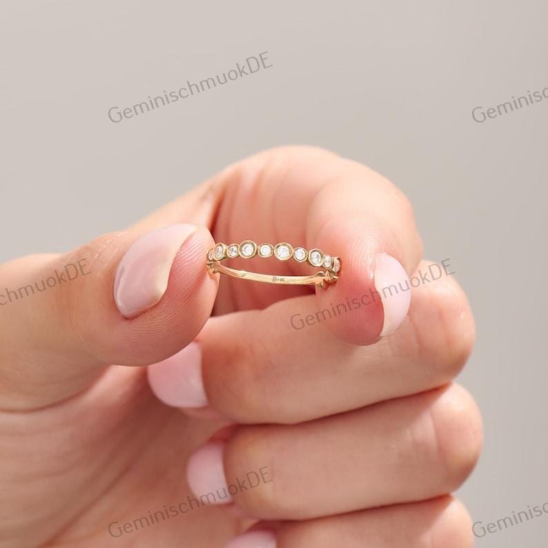 14K Gold Stacking 1.10 Ct Solid Lünette Diamant Zierliche Halbe Ewigkeit Einzigartige Hochzeit Perlen Stapelbare Band Schmuck Geschenke Für Ihre von GeminischmuckDE