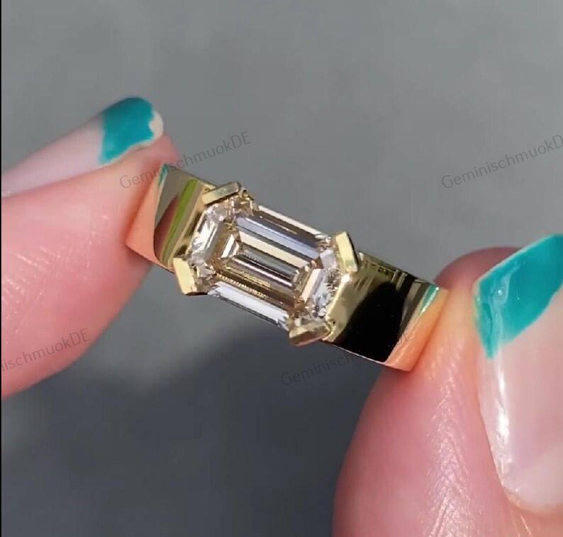 2 Ct Smaragd Geschnitten Lab Gewachsen Halb Diamant Lünette Set Verlobungsring 10/14 18K Gold Ost-West Einstellung Solitär Hochzeit von GeminischmuckDE