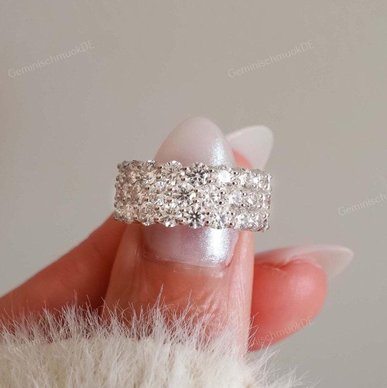 2.00 Ct Lab Wachsender Ehering, Mehrreihig 10K Goldring, Rund Halb Ewigkeit Dreireihig Jubiläum Verlobungsringe Geschenke Für Ihre Dame von GeminischmuckDE