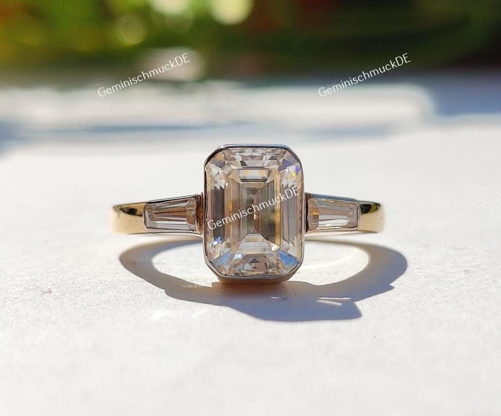 2.00 Ct Smaragd Geschnitten Labor Gewachsen Drei Stein Verlobungsring-14K Gelbgold Lünette Set Braut Versprechen Ring-Hochzeitsgeschenk Für Ihren von GeminischmuckDE
