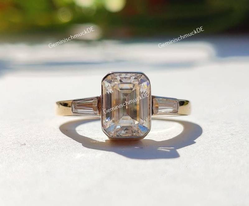 2.00 Ct Smaragd Geschnitten Labor Gewachsen Drei Stein Verlobungsring-14K Gelbgold Lünette Set Braut Versprechen Ring-Hochzeitsgeschenk Für Ihren von GeminischmuckDE