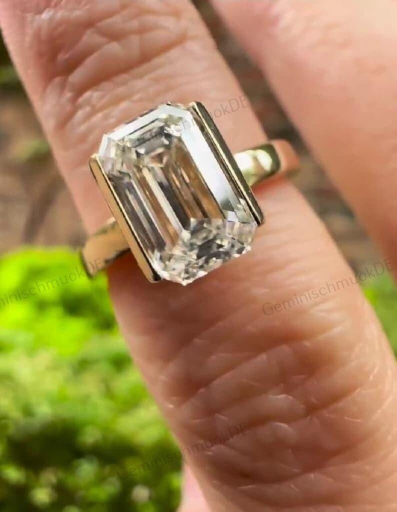 2.50Ct Smaragdschliff Diamant-Verlobungsring | 10/14/18K Solid Gold Half Bezel Setting Einzigartiger Brautring Jubiläumsring Für Ihre Dame von GeminischmuckDE