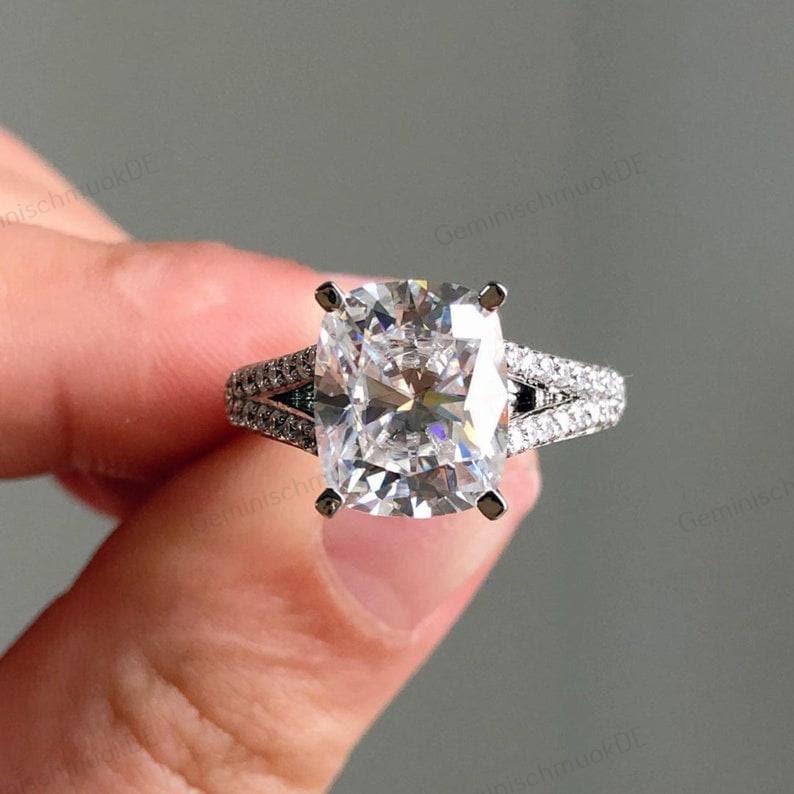 3.00Ct Längliche Kissenschliff Diamant-Verlobungsring 10/14/18K Solid Gold Split Shank Akzent Ring Hochzeit Jubiläumsring Für Sie von GeminischmuckDE