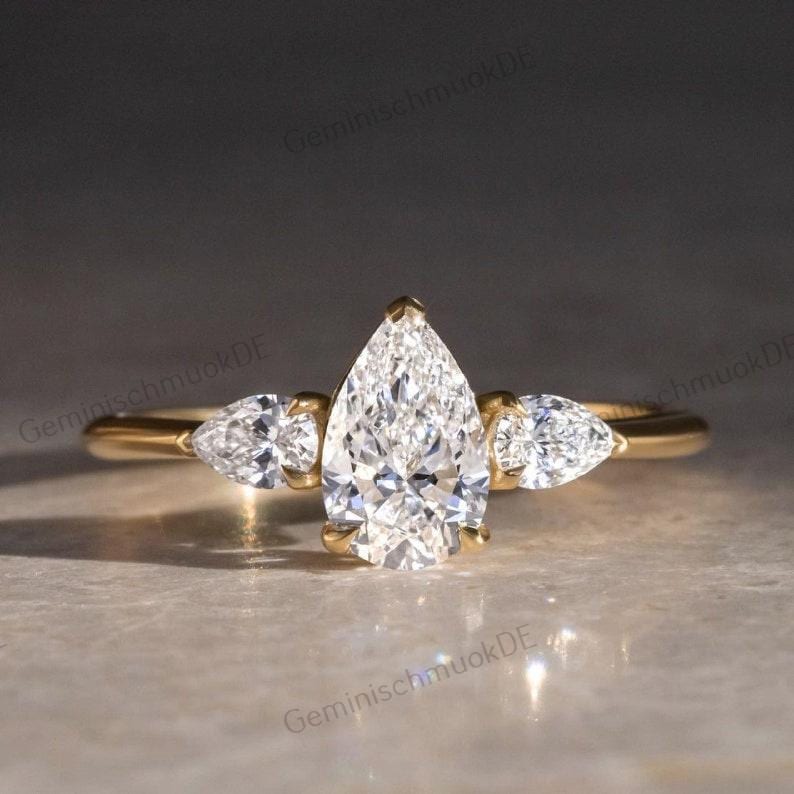 3.65 Tc Teardrop Längliche Pear Cut Lab Grown Trilogy, 14K Massiver Gelbgoldring, Drei-stein-Ring, Ehering Im Birnenschliff, Geschenke Für Frauen von GeminischmuckDE