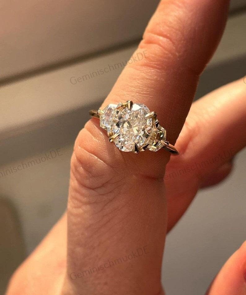 Art-Deco-3.00 Tc-Ovalschliff-Laborgewachsene Trilogie-Cadillac-Schliffseitensteine, 14K Festes Gelbgold, Schlankes Messerkantenband, Geschenk Für von GeminischmuckDE