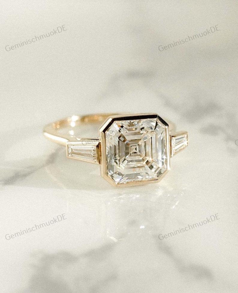Asscher 3.5 Ct Full Bezel & Side Tapper Lab Zuchtdiamant Drei Stein Verlobungsring, Versprechensring Für Sie 14K Gelbgold Ehering von GeminischmuckDE