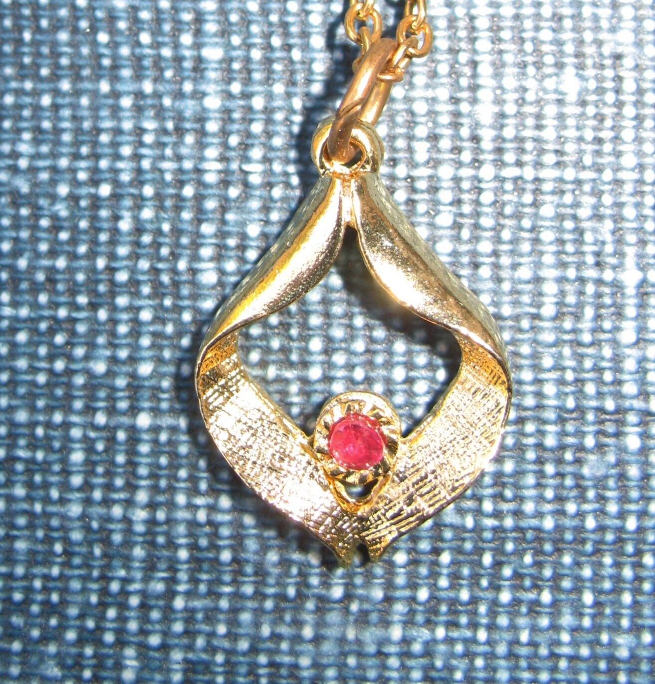 Halskette Mit Kleinem Rubin Halskette Mit Kleinem Rubin von Gemite
