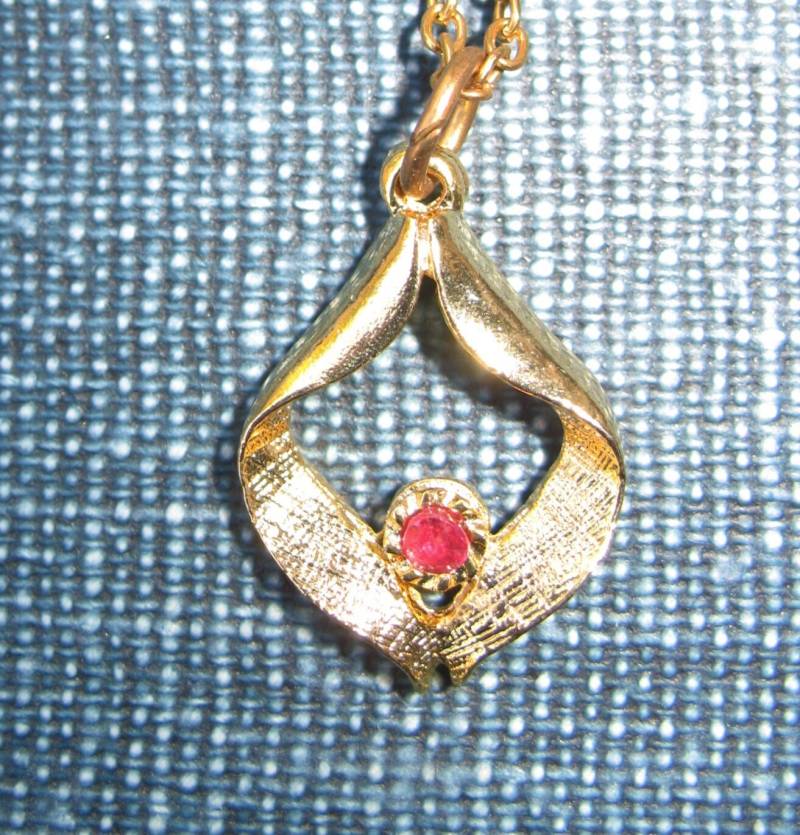 Halskette Mit Kleinem Rubin Halskette Mit Kleinem Rubin von Gemite