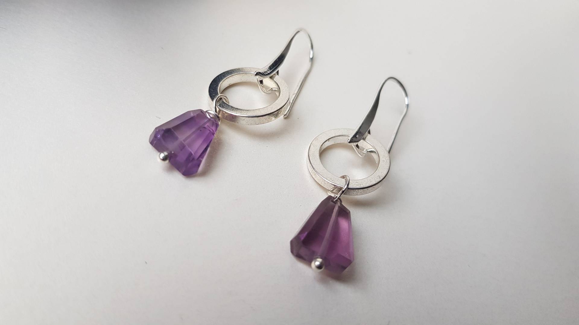 Amethyst Ohrringe Naturstein Baumeln Tropfen 925 Sterling Silber Lila Stein Schmuck Handmade Minimalist Amethyst Ohrringe Naturstein Baumeln Tropfen 925 Sterling Silber Lila Stein Schmuck Handmade Minimalist von Gemlery