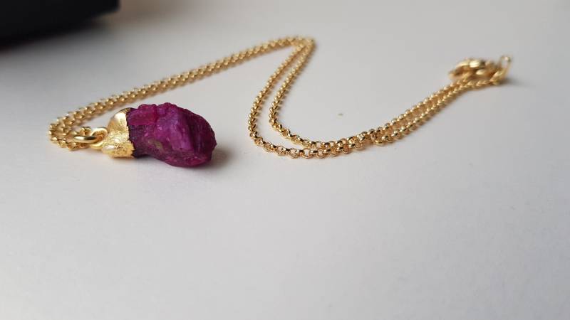 Gold Halskette Vermeil Kette Anhänger Rubin Rohkristall Charm Erbskette Minimaler Zierlicher Schmuck Geschenk Für Sie Gold Halskette Vermeil Kette Anhänger Rubin Rohkristall Charm Erbskette Minimaler Zierlicher Schmuck Geschenk Für Sie von Gemlery