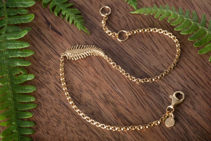 Gold Farn Blatt Armband - Einstellbar Recycled Silber von GemmaJJewellery