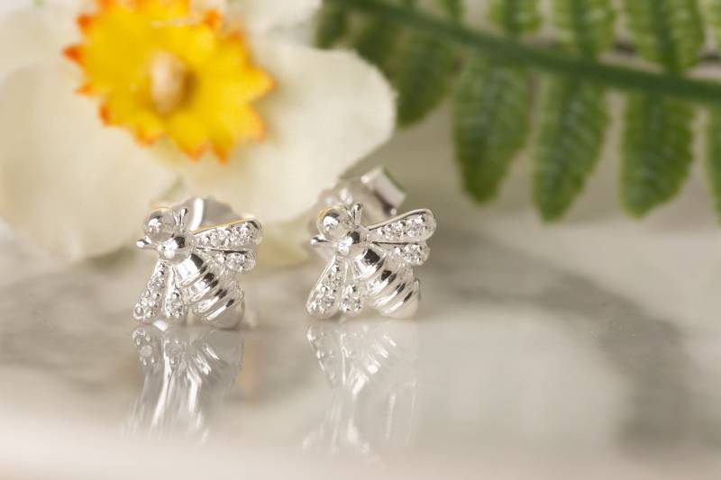 Glitzernde Bienen-Ohrstecker Sterlingsilber-Zirkonia-Flügel Glitzernde Bienen-Ohrstecker Sterlingsilber-Zirkonia-Flügel von GemmaJJewellery