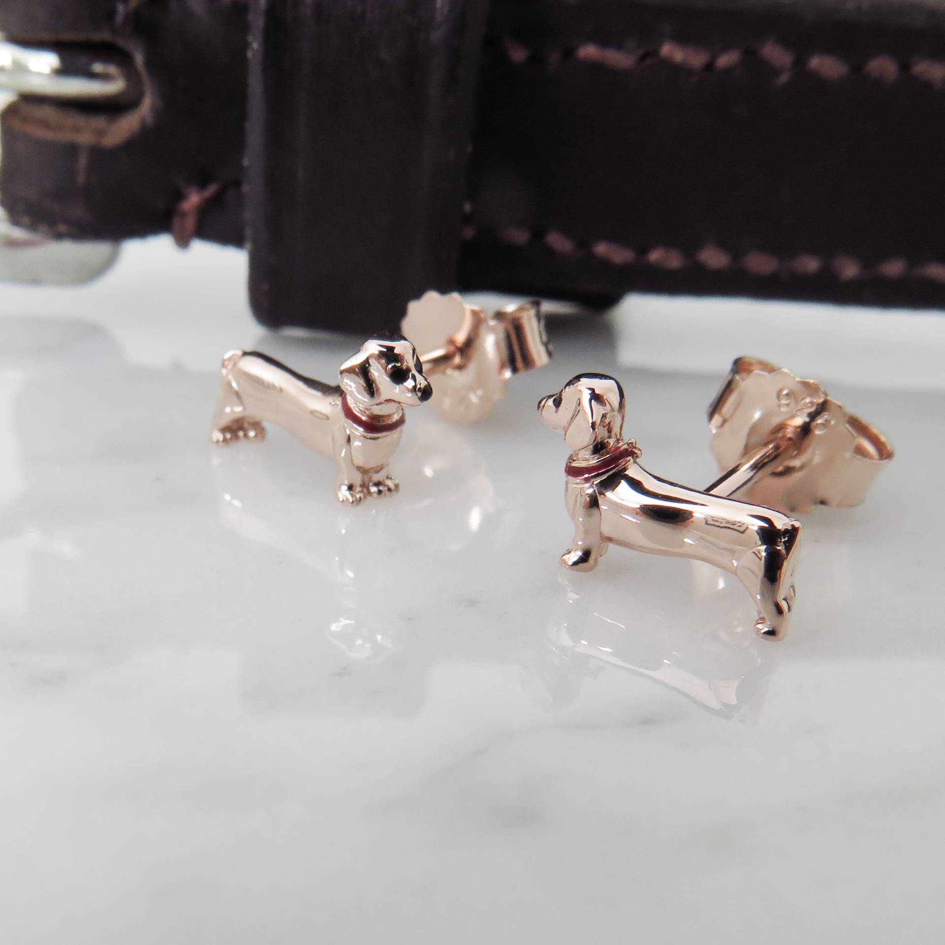 Rose Gold Dackel Ohrstecker Emaille Halsband, Geschenk Für Hundeliebhaber von GemmaJJewellery