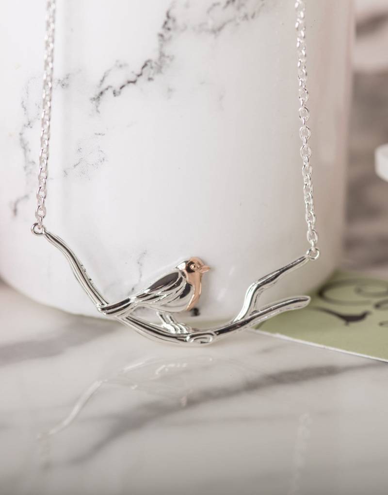 Silberne Robin Auf Zweig-Halskette, Mit Roségold-Detail Silberne Robin Auf Zweig-Halskette, Mit Roségold-Detail von GemmaJJewellery