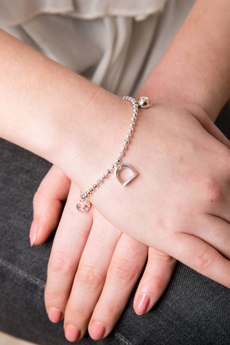 Silberner Perlenarmband Mit 3 Anhängern, Pferdemotiven Und Roségoldenen Details Silberner Perlenarmband Mit 3 Anhängern, Pferdemotiven Und Roségoldenen Details von GemmaJJewellery