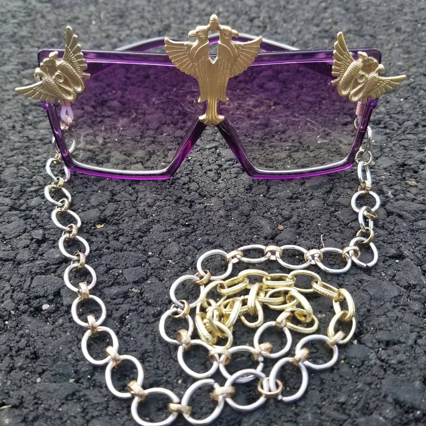 Violette Sonnenbrille Verzierte Festival Brille Mit Kettchen von Gemmiegalore