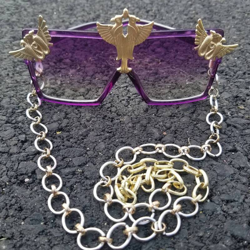 Violette Sonnenbrille Verzierte Festival Brille Mit Kettchen Violette Sonnenbrille Verzierte Festival Brille Mit Kettchen von Gemmiegalore